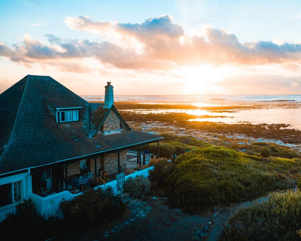 Haus mit Meerblick bei Sonnenuntergang – hier lässt sich prima digital detoxen