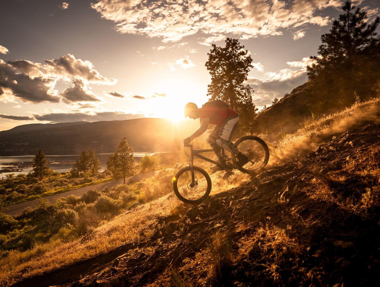 Mountainbiking bei Sonnenuntergang