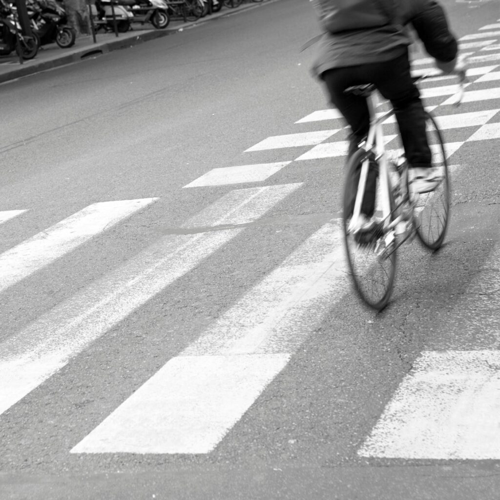 Schwarz-Weiß Bild Fahrradfahren