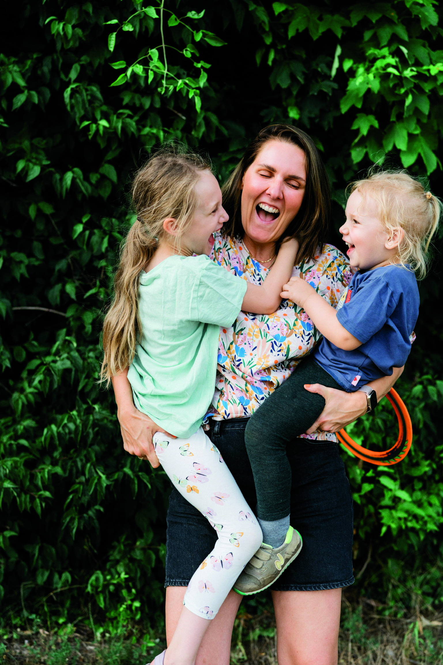 Sieht so Regretting Motherhood aus? Wiebke Schenter lachend mit ihren zwei Kindern auf dem Arm