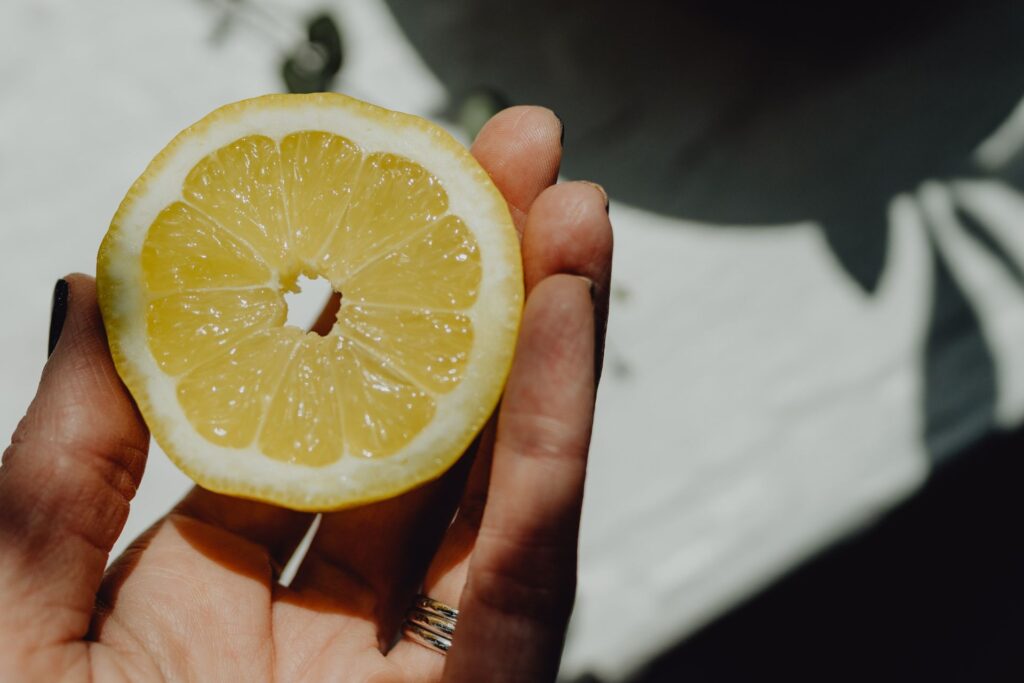 Zitronen-Rezepte erobern TikTok. Foto: Unsplash/ Kelly Sikkema