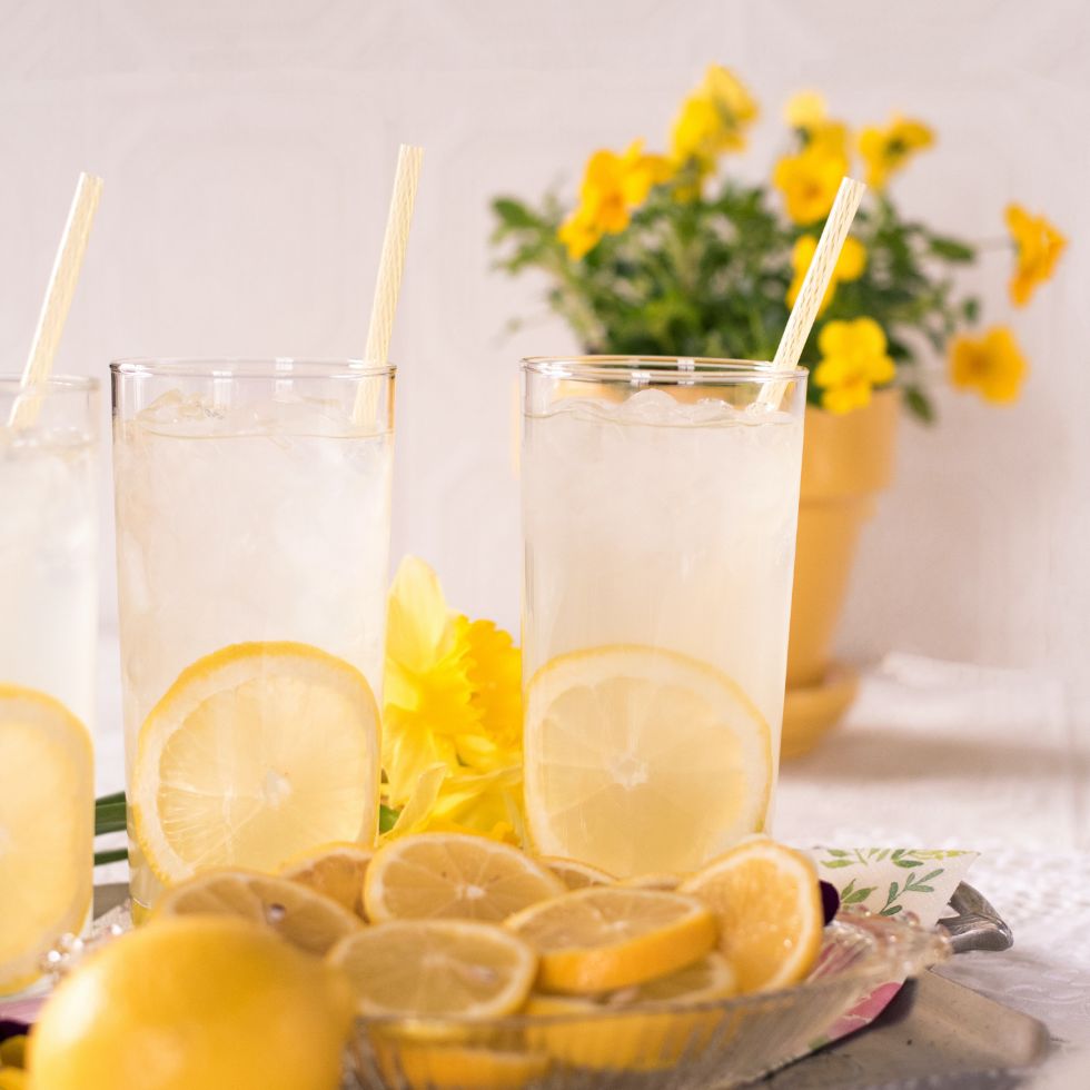 Zitronen-Rezepte sind die perfekte Erfrischung an heißen Tagen. Foto: Unsplash/  Charity Beth Long