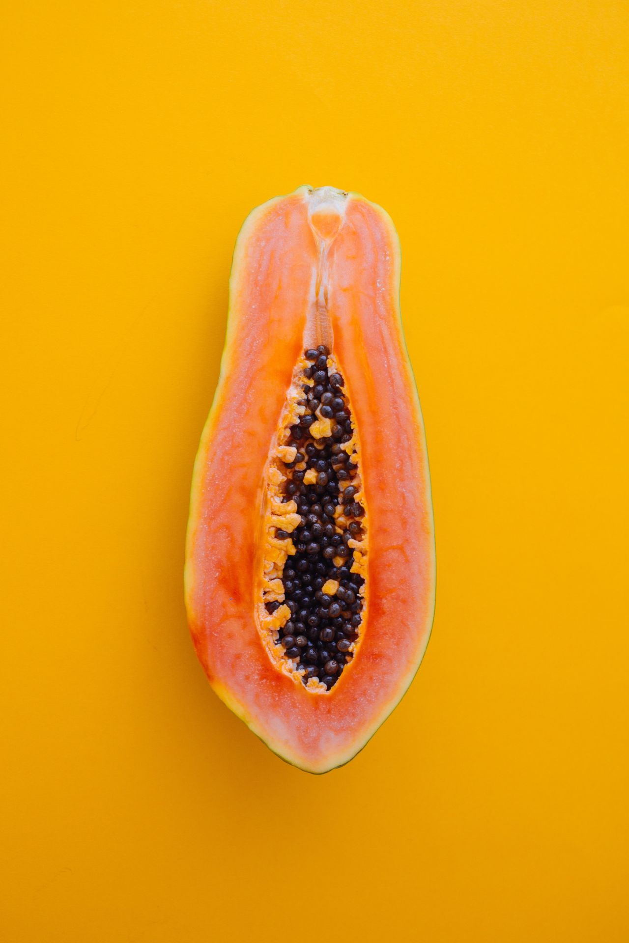 Aufgeschnittene Papaya als Symbolbild für die weibliche Vagina