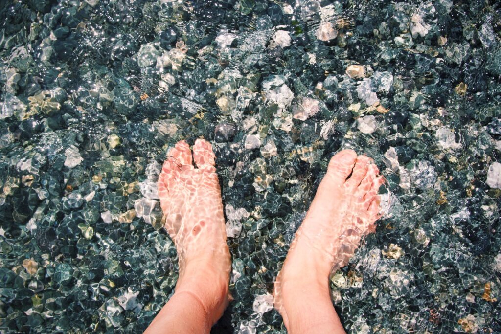 Mit den Füßen ins kalte Wasser nach dem Wandern