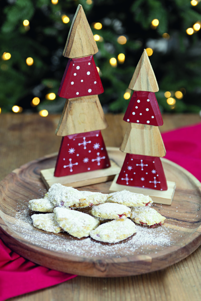 Mostkekse auf Holzteller vor Weihnachtsdeko: Einfache Rezepte für Weihnachtskekse