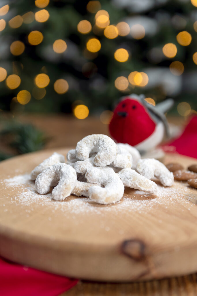 Vanillekipferl auf Holzbrett: Diese Weihnachtskekse gelingen ganz einfach mit unserem Rezept