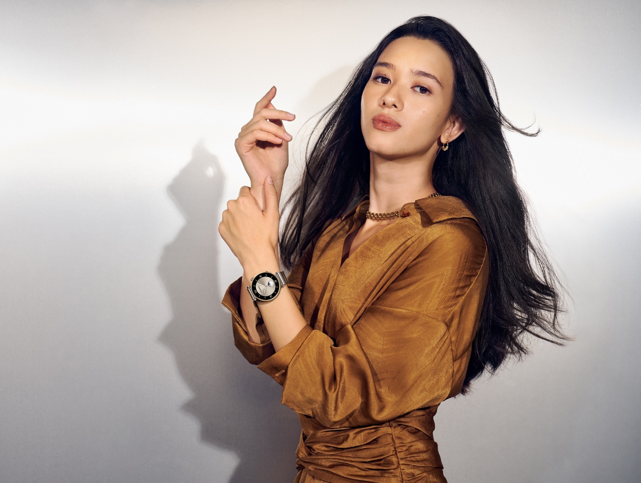 Eine dunkelhaarige Frau trägt die Huawei Watch GT 4 41 mm.