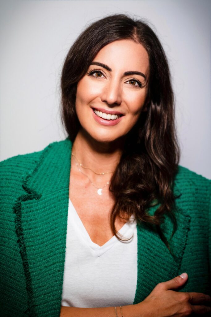 Porträtfoto von WIENERIN-Chefredakteurin Jasmin Schakfeh.