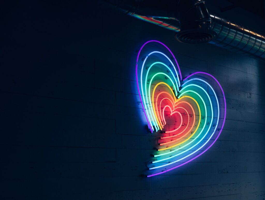 Ein Herz aus Neonleuchten in Regenbogenfarben.