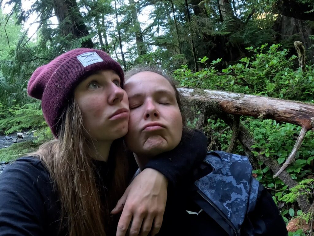 Ann-Kathrin umarmt Hannah in der kanadischen Natur.