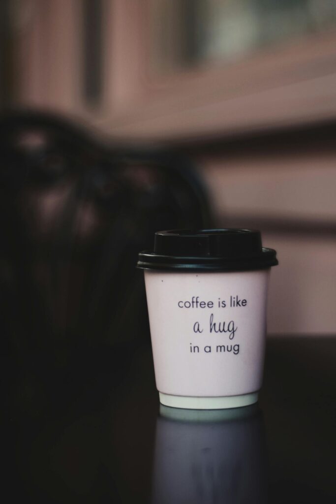 Guten-Morgen-Spruch auf Kaffetasse: Coffee is like a hug in a mug.