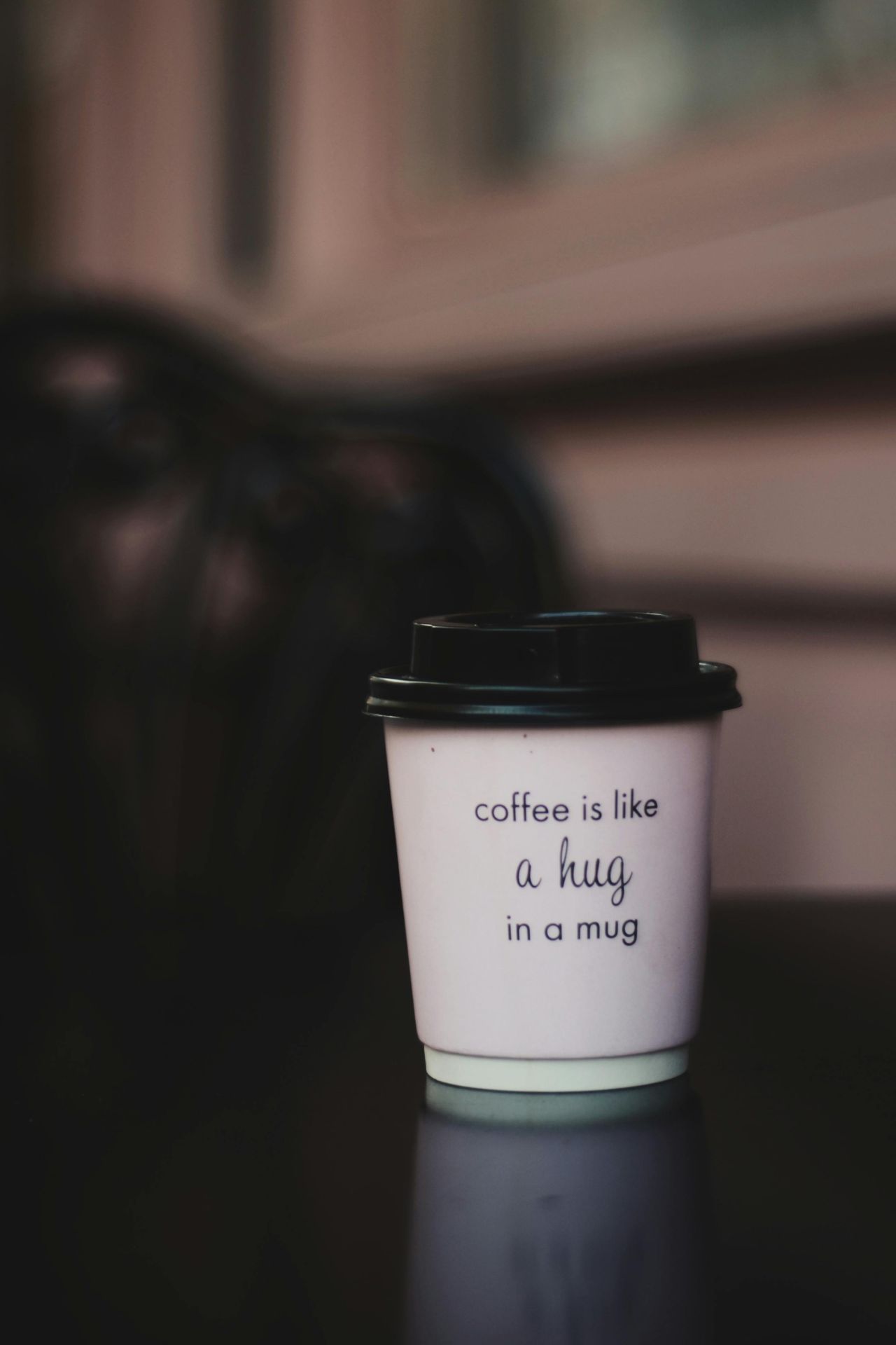 Guten-Morgen-Spruch auf Kaffetasse: Coffee is like a hug in a mug.