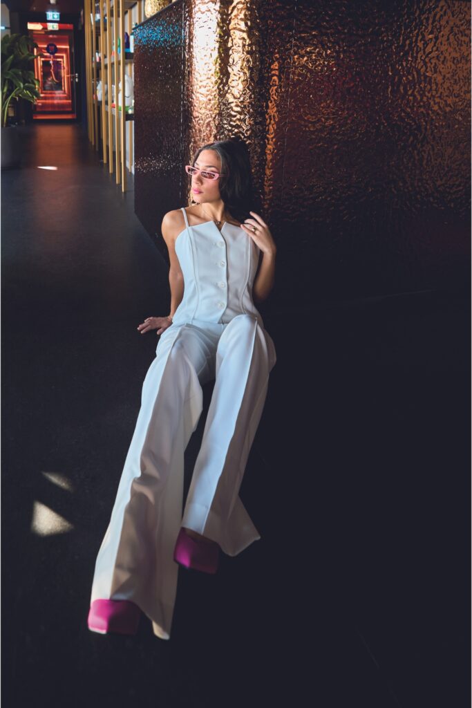 Ein klassisch cooler Look für Jasmin - mit Weiß liegt man immer richtig. © Olga Rubio Dalmau