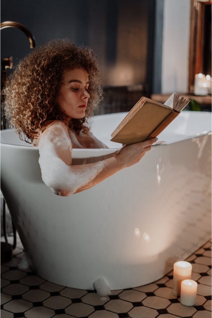 Eine Frau liest ein Buch in der Badewanne