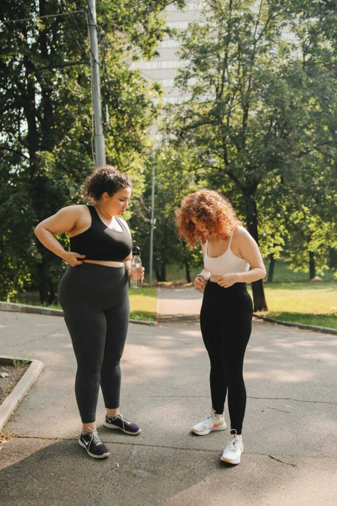 Zwei Frauen in einem Laufoutfit im Park