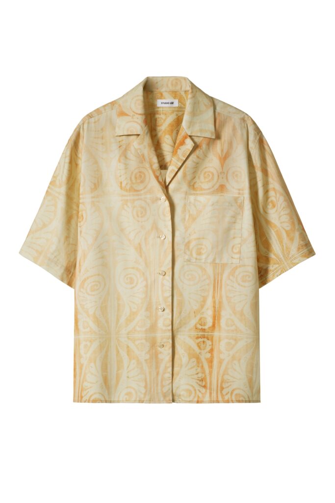 Shirt aus der H&M Studio Resort Capsule Kollektion, um € 39,99