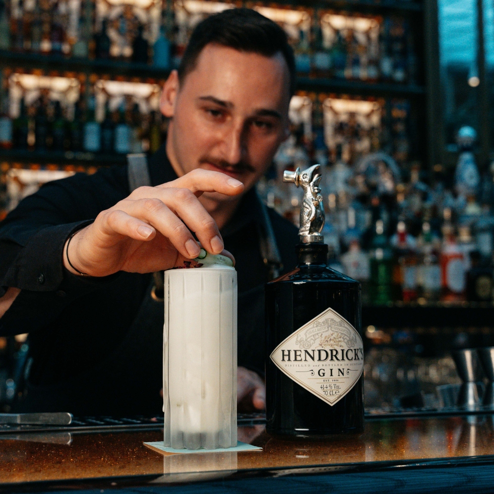 Barkeeper Holzer präsentiert sein liebstes Cocktail-Rezept mit Gurke