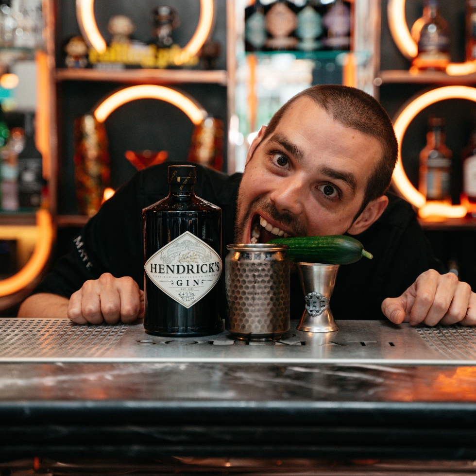 Barkeeper Oswald präsentiert sein liebstes Cocktail-Rezept mit Gurke