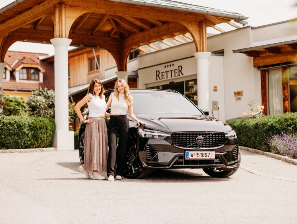 Mutter und Tochter führen mit Volvo ins Retter Bio-Natur-Resort