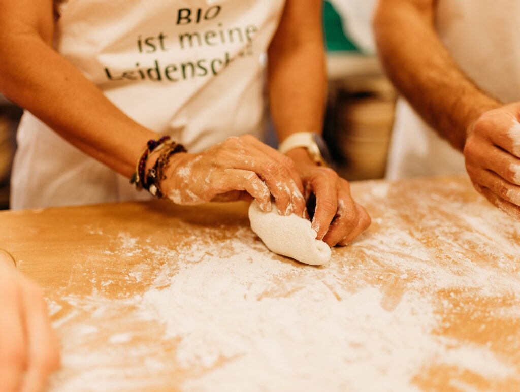 Mutter Melanie und Tochter Valerie zauberten mit Bäckermeister Gerhard Handsemmeln