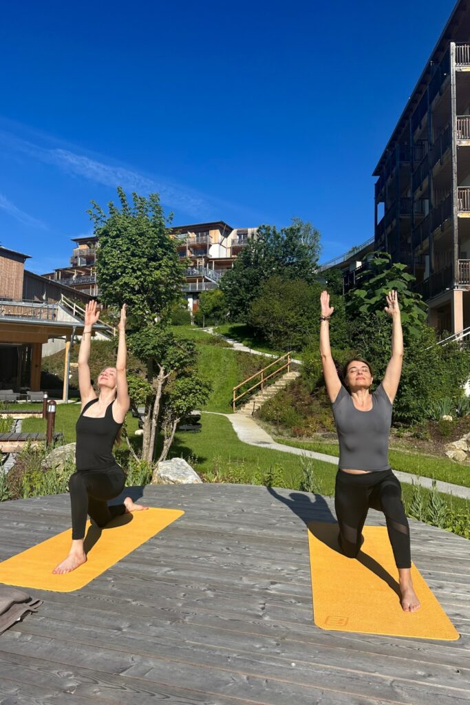 Melanie und Valerie genossen Yoga in der Früh