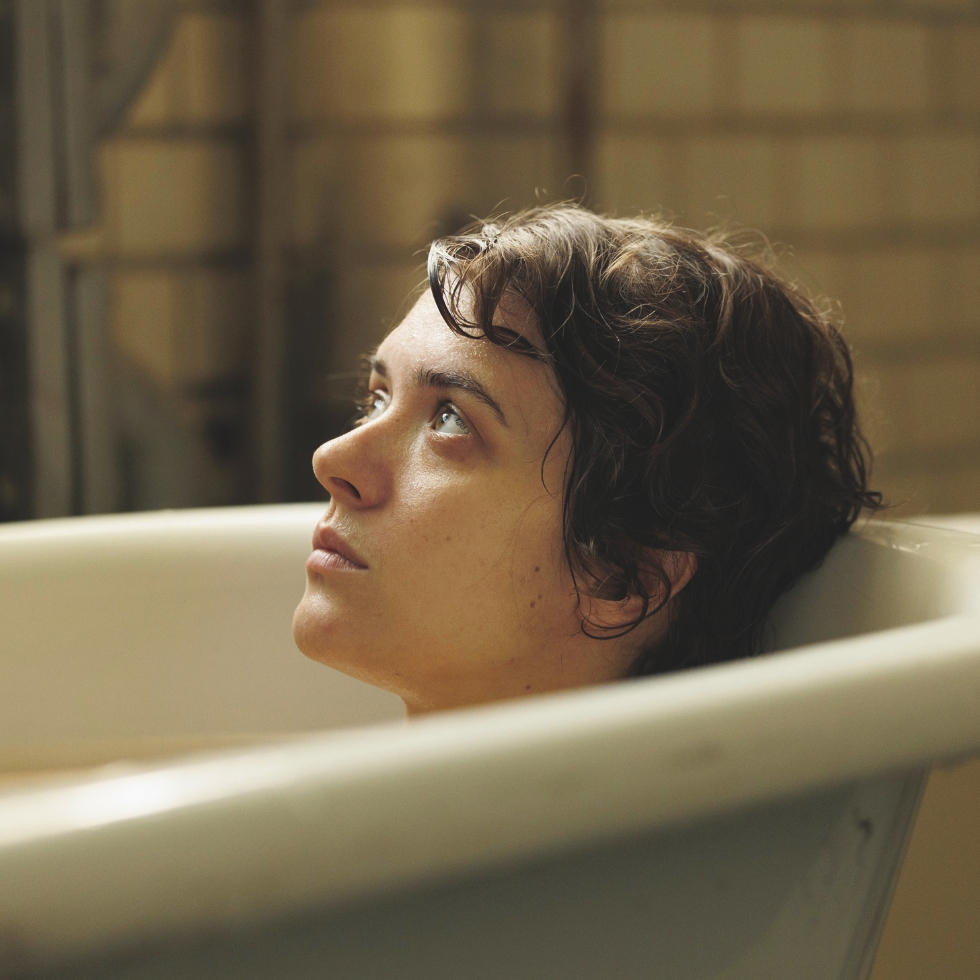 Liv Lisa Fries (liegt in einer Badewanne aus dem Film in Liebe eure Hilde) im Interview