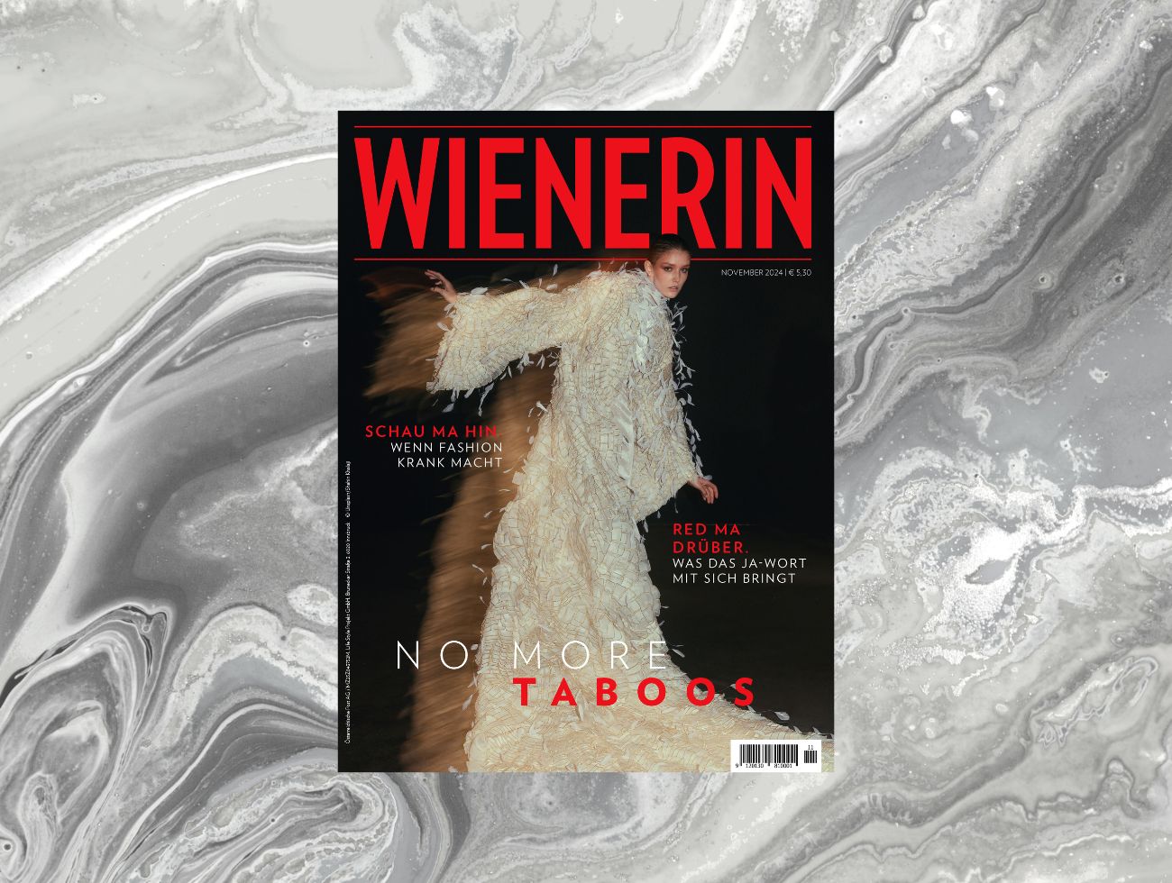 Die neue WIENERIN November Ausgabe ist da! Das Cover ziert eine Frau in einem weiten weißen Federkleid mit Glitzer.