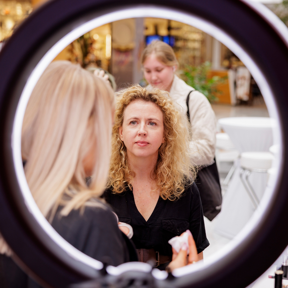 WSCS Fashion Circle mit der WIENERIN: Eine Besucherin fotografiert im Ringlicht bei der Makeup-Station