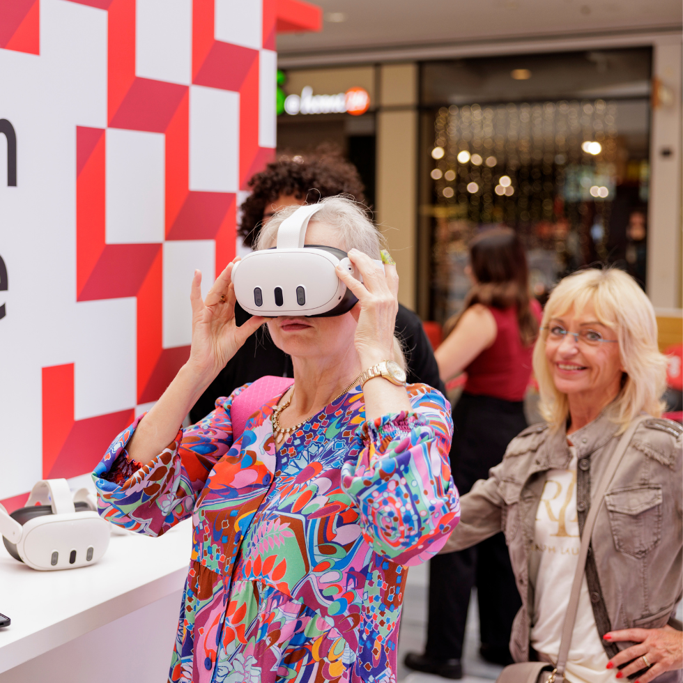 WSCS Fashion Circle mit der WIENERIN: Eine Frau testet die VR-Brille