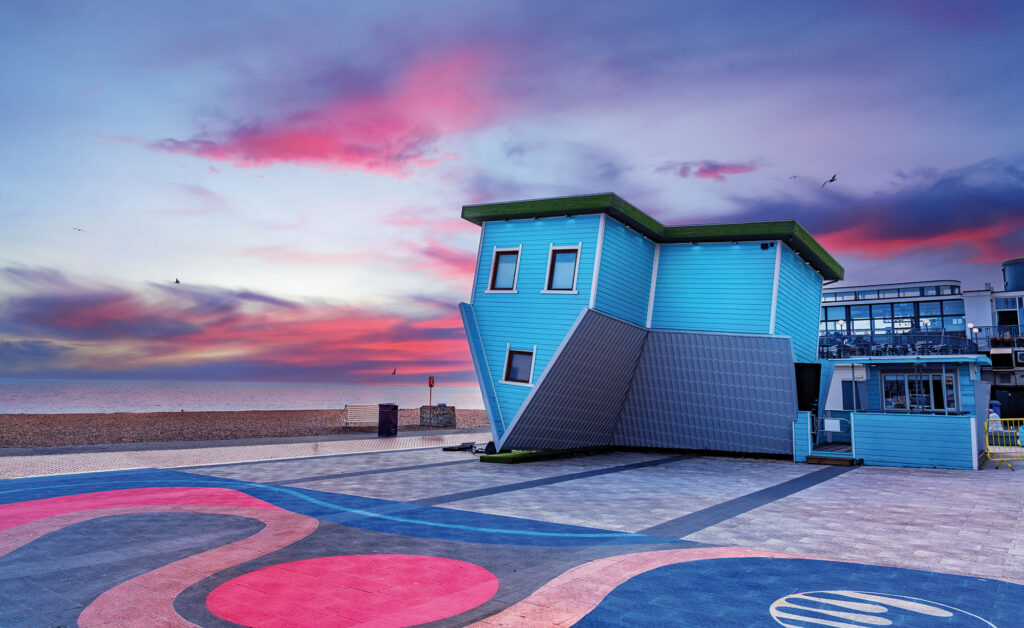 Foto-Hotspot „Upside-Down House“ am Brighton Palace Pier.