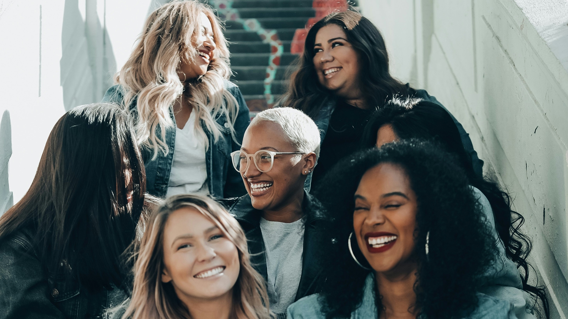 Feminist*innen-Tipps: Junge Frauen sitzen auf einer Treppe