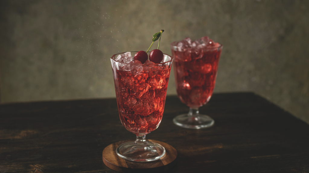 Duftrend Frühling 2025: Cherry. Zu sehen ist ein Cherry-Cocktail