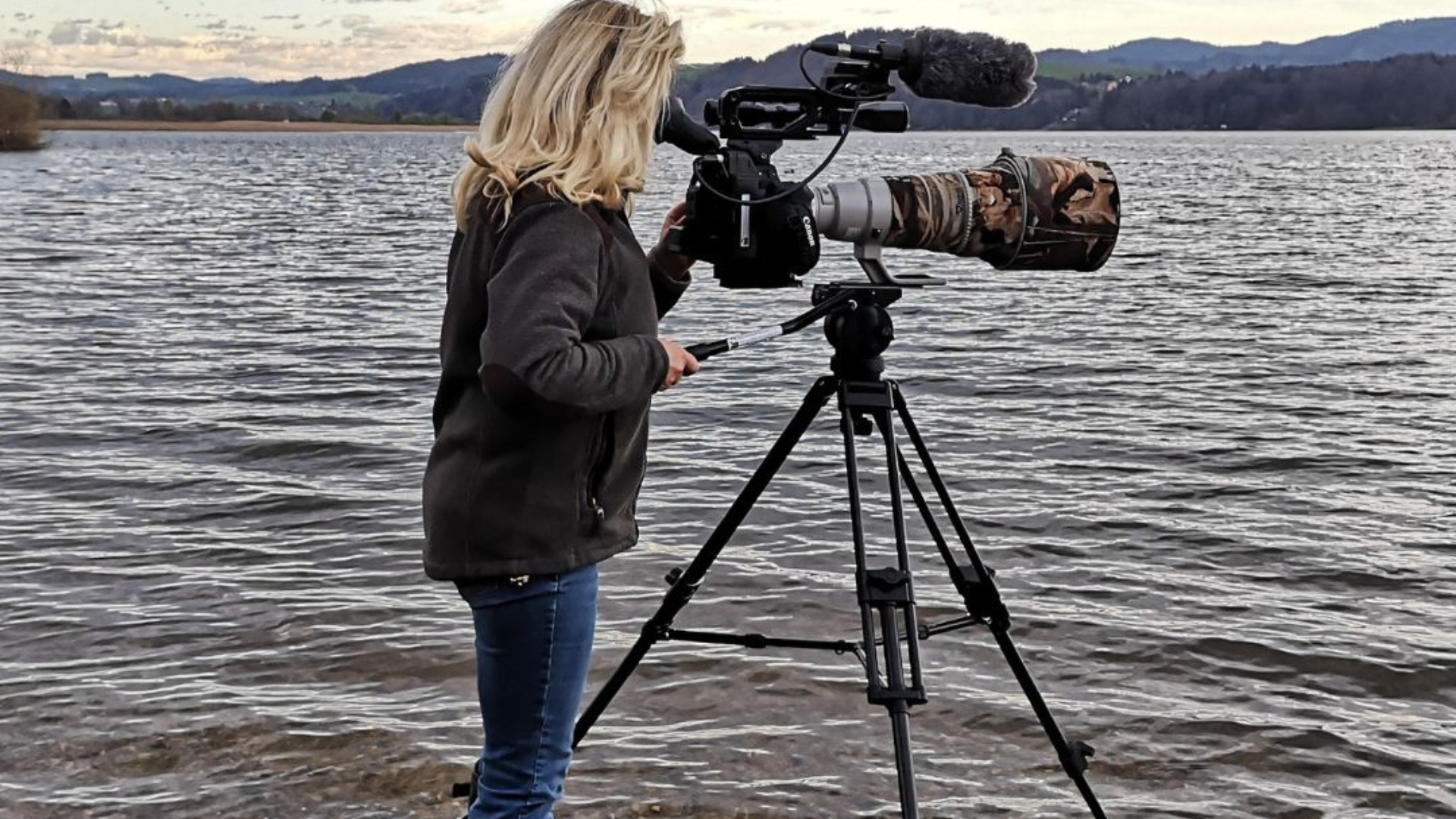 Eine Frage der Perspektive: Filmproduzentin Gabriele Neudecker fiilmt und steht dabei im Wasser