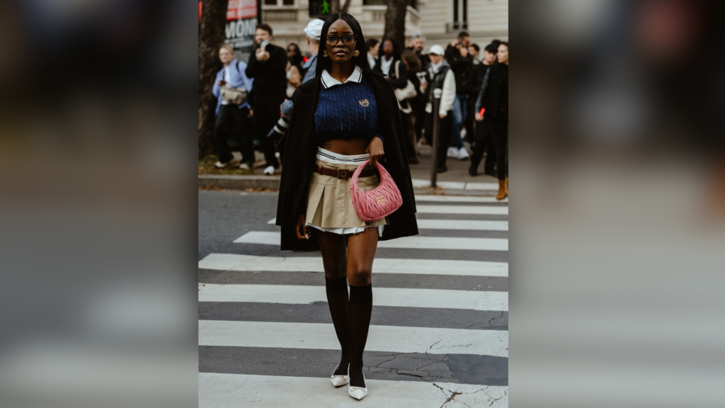 Sandwichmethode: Streetstyle-Look, eine Frau trägt ein weißes Poloshirt zu weißen Pumps, dazu eine pinke Tasche und einen beigen Mini-Faltenrock