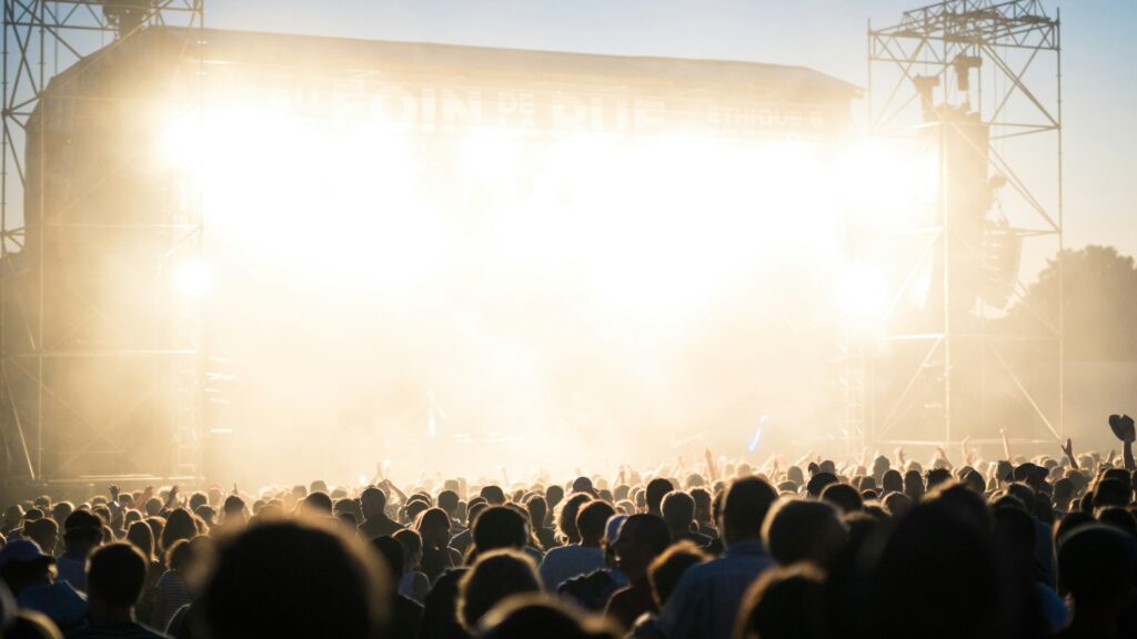 Eine Publikumsmenge vor einer Festivalbühne