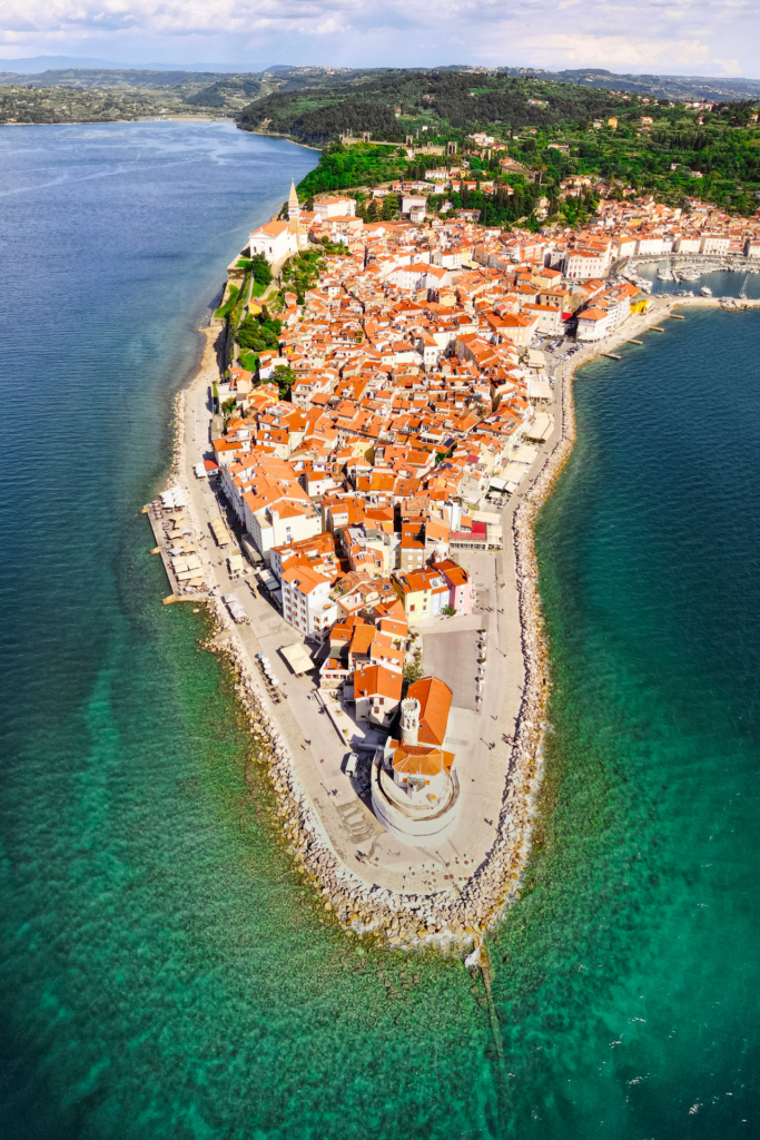 Stadtbild Piran von Drohne