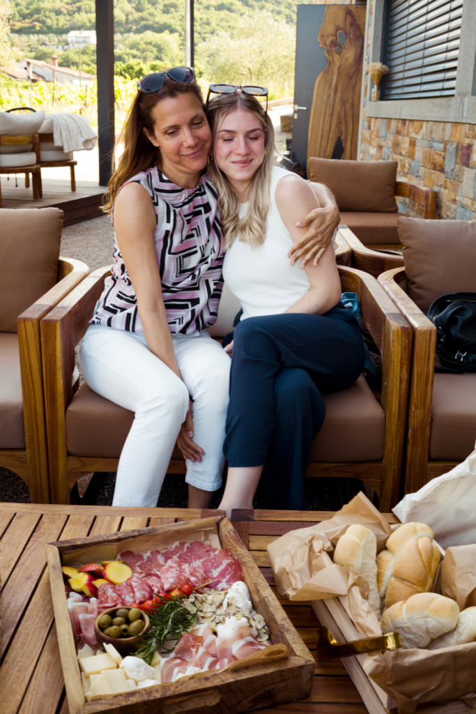 Mutter Isabel und Tochter Livia umarmen sich, davor steht eine Snackplatte