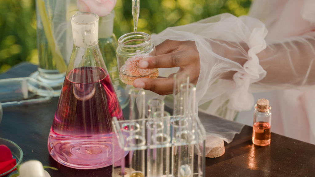 Parfumlayering, eine Frau experimentiert mit Düften in der Natur
