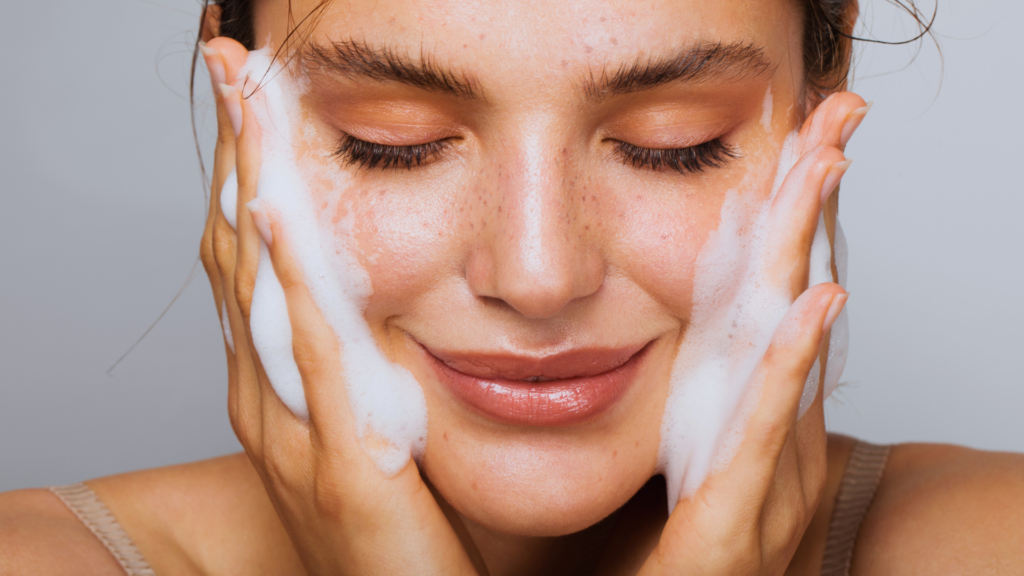 Kupferpeptide im Trend, Frau mit reiner Haut, die sie das Gesicht reinigt