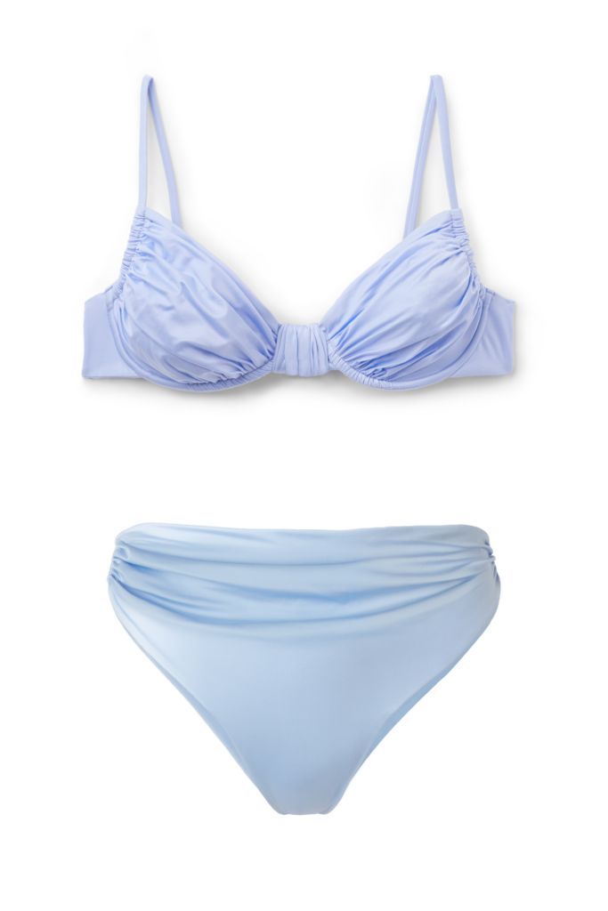 Beachwear Trend 2025: Raffungen. Bikini von Calzedonia, Top um € 45,99 und Slip um € 25,99