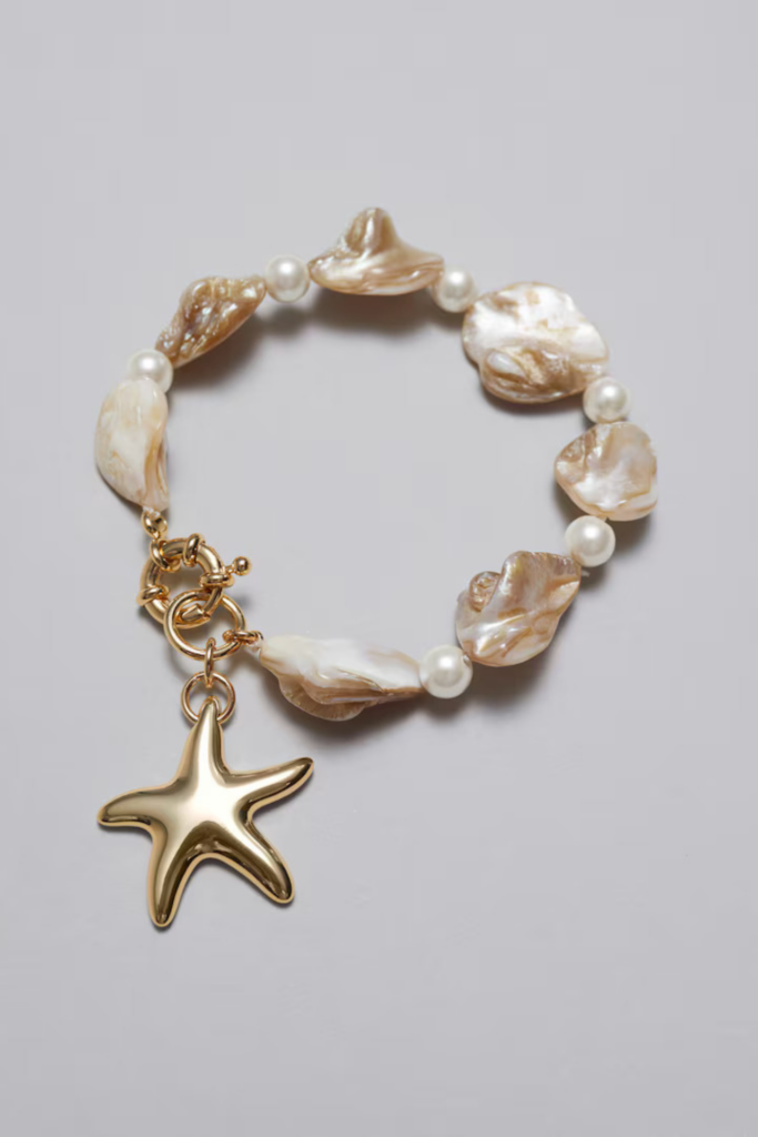 Armband mit Seestern und Perlen von & Other Stories, um € 25,–