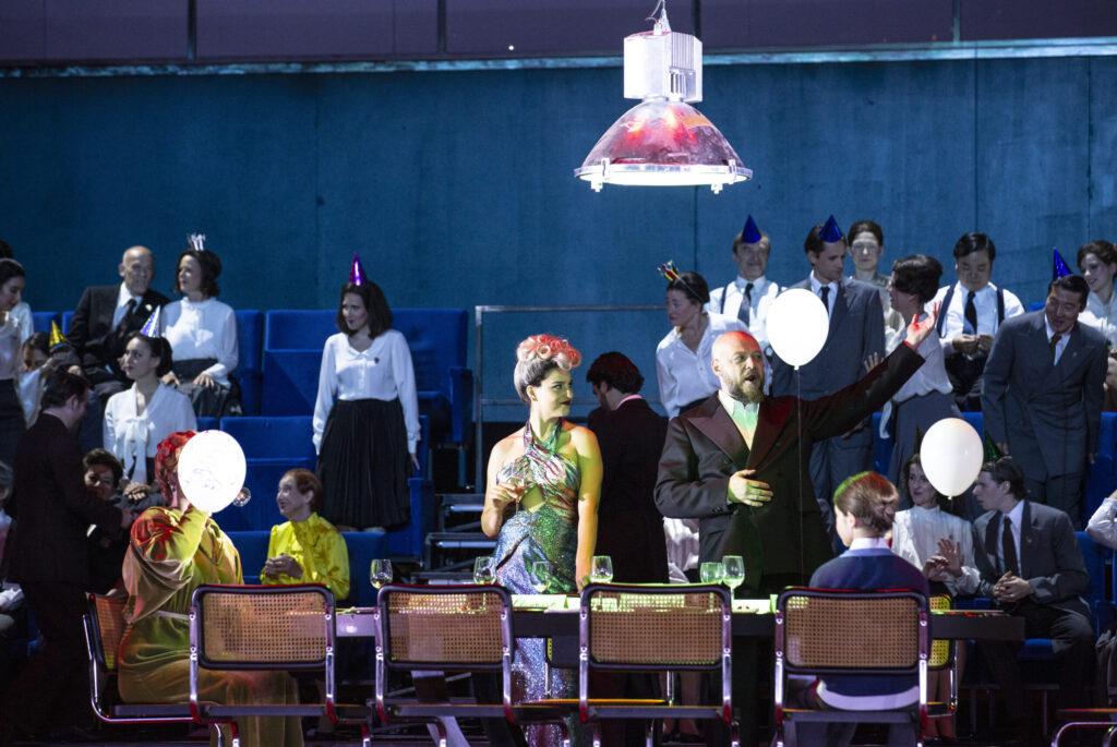 SALZBURGER FESTSPIELE: MACBETH - Szenenbild mit verschiedenen Darstellerinnen und Darstellern • Vladislav Sulimsky Macbeth • Tareq Nazmi Banco • Asmik Grigorian Lady Macbeth • Caterina Piva Kammerfrau der Lady Macbeth • Jonathan Tetelman Macduff • Evan LeRoy Johnson Malcom • Aleksei Kulagin Arzt • Grisha Martirosyan Diener Macbeths • Hovhannes Karapetyan Mörder / Herold • Solisten der Sankt Florianer Sängerknaben Erscheinungen