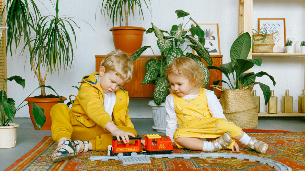 Ein junge und ein Mädchen spielen mit einem Zug