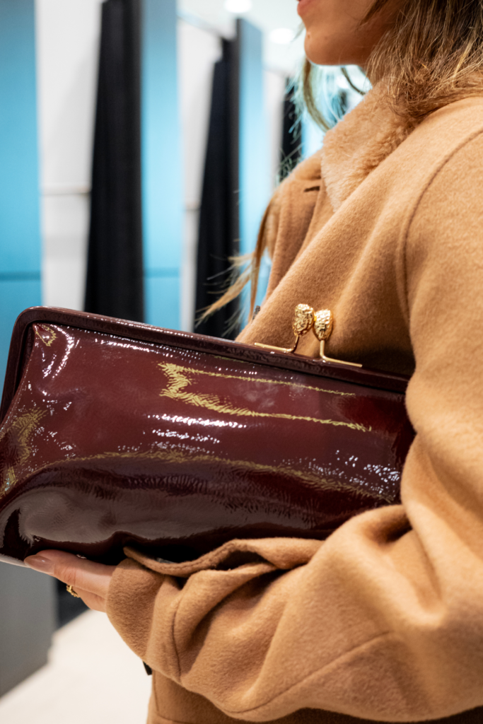Intrend Wien: rote Tasche, beige Jacke