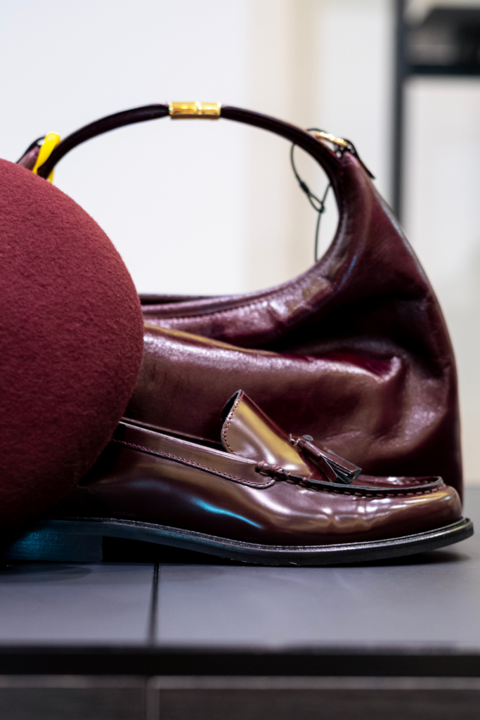 Intrend Wien: Roter Hut, rote Tasche, rote Loafers