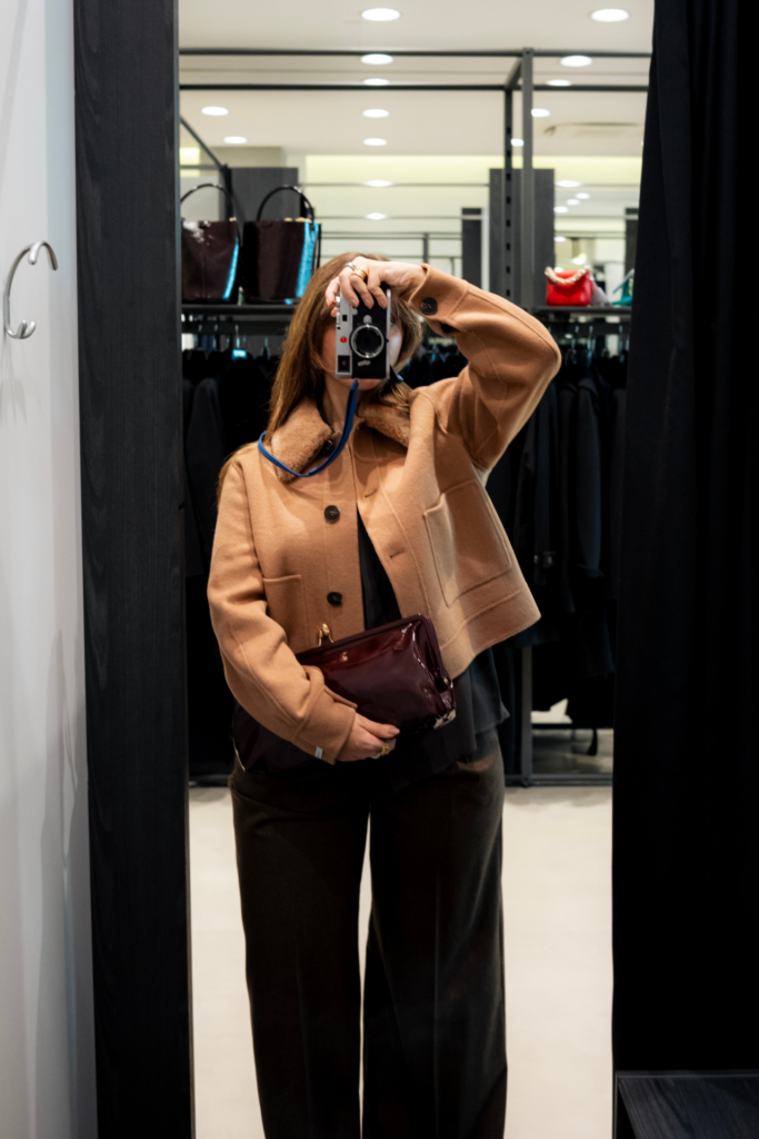 Intrend Wien: rote Tasche, beige Jacke