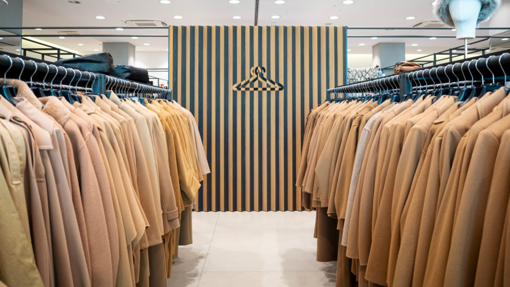 Intrend Wien: beige Mäntel