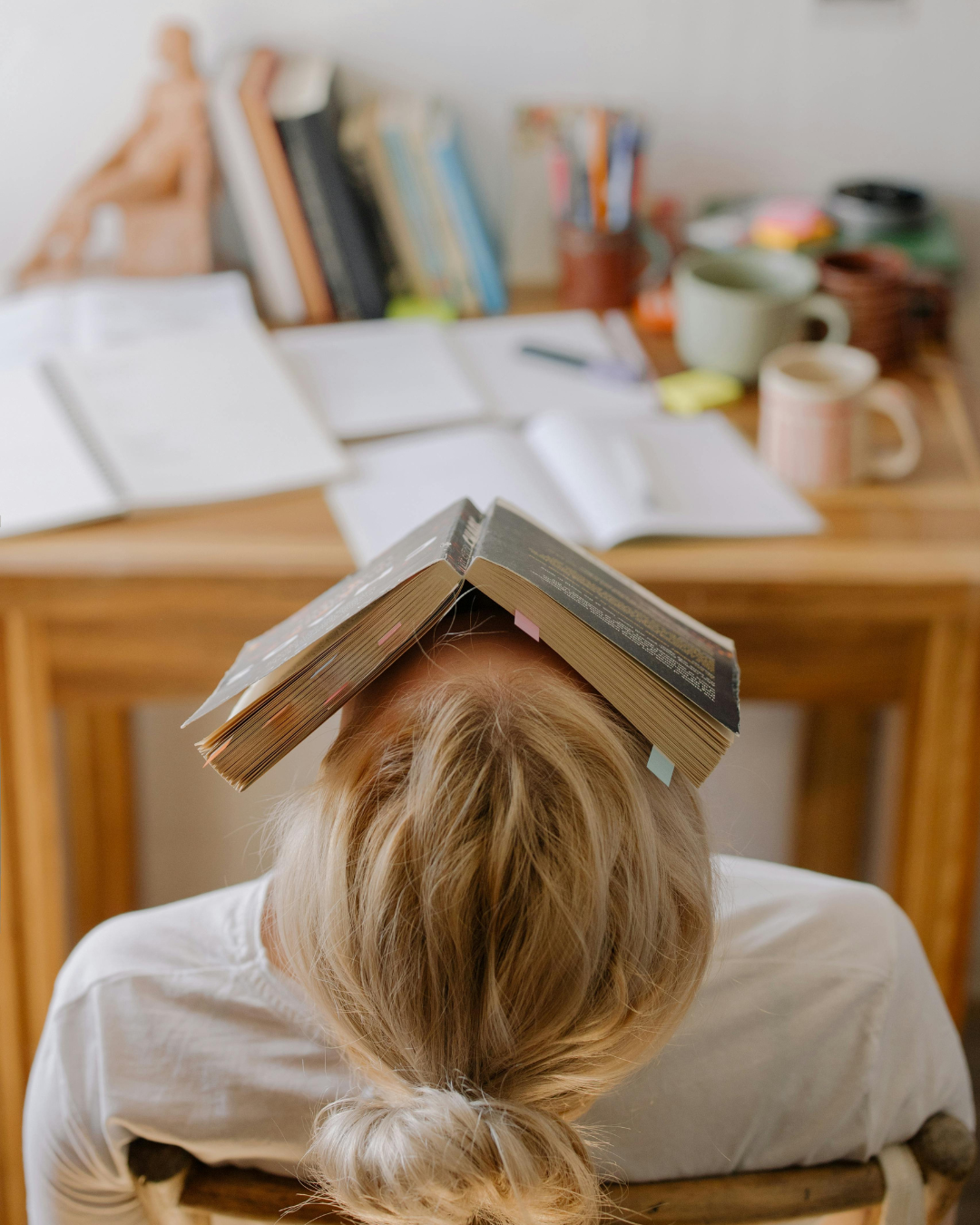 Frau mit Buch am Kopf, Stress, Cortisol senken