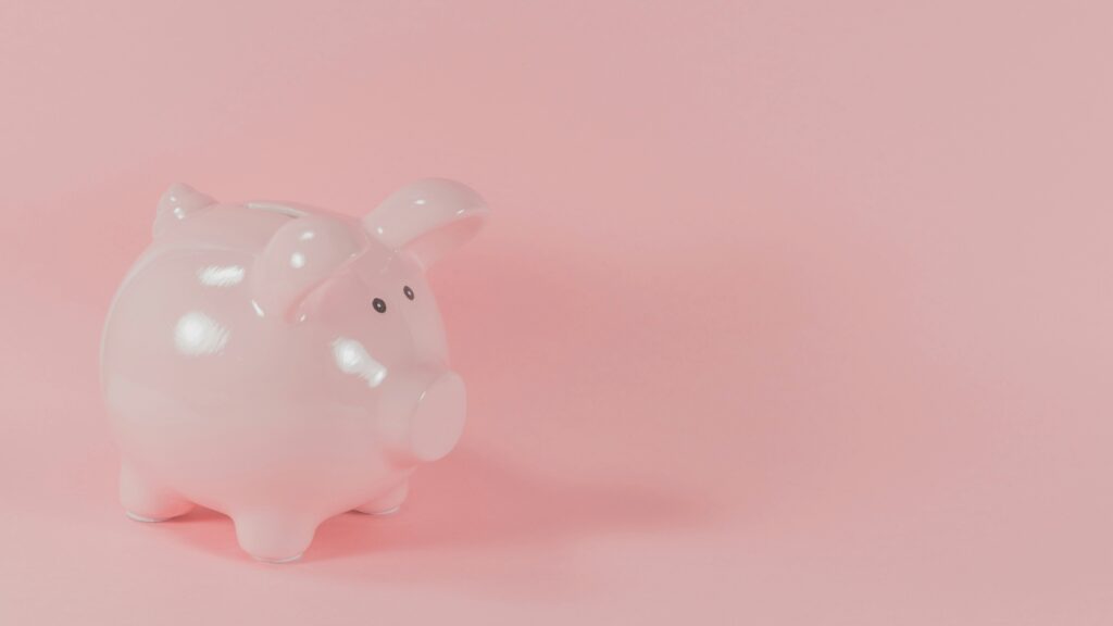 Rosa Sparschwein auf rosa Hintergrund