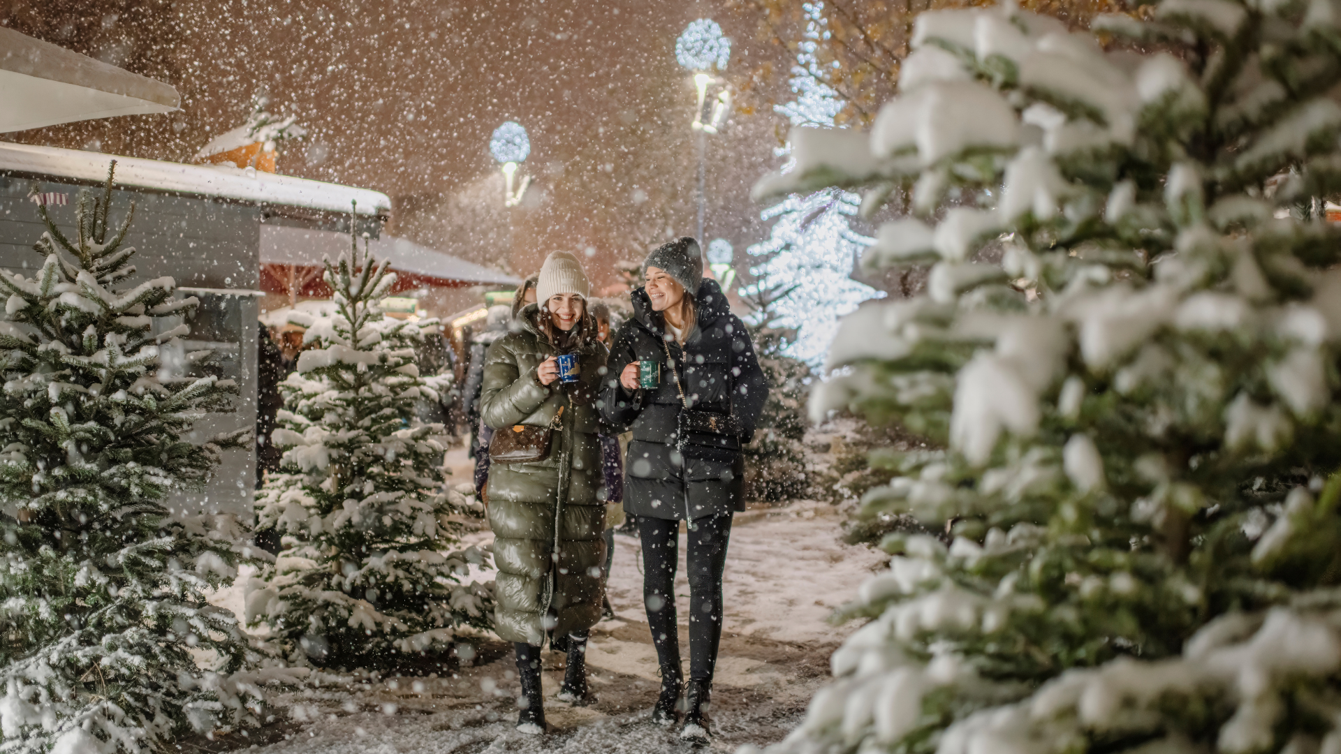 Zwei Frauen im Schnee mit Punsch